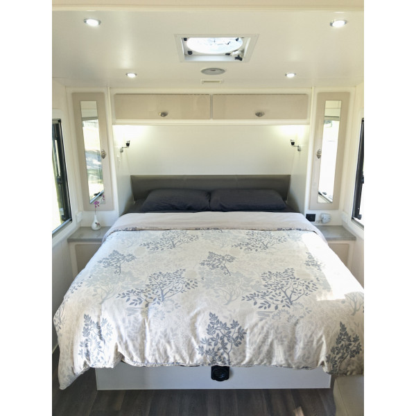 Noosa JB Family Van