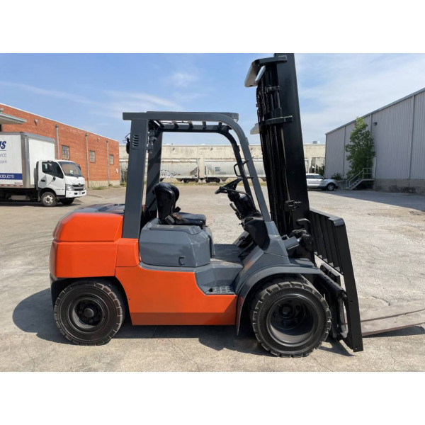 Used 2012 TOYOTA Forklifts 7FDU35 