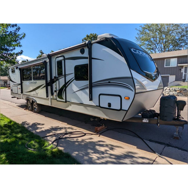 (Caravan )Used 2020 Keystone Travel Trailer RV COUGAR HALF-TON 34TSB 
