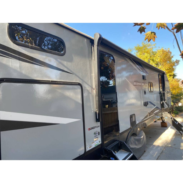 (Caravan) Used 2021 Forest River Travel Trailer RV CHEROKEE ALPHA WOLF 30DBH-L 