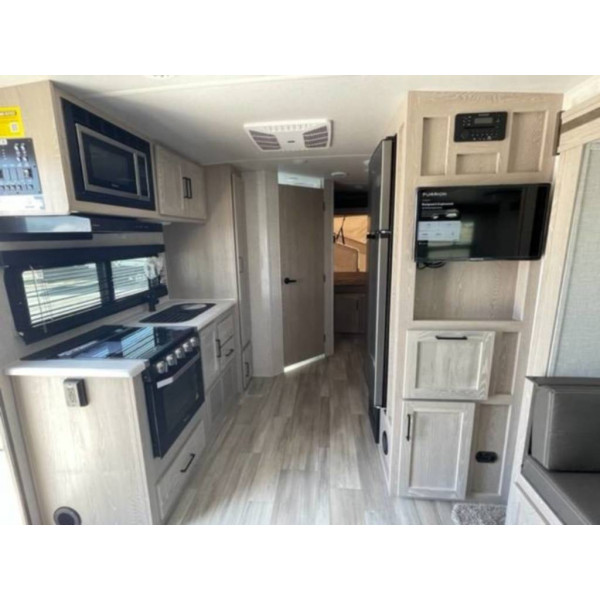 (Caravan ) Used 2021 Forest River Travel Trailer RV FLAGSTAFF SHAMROCK 233S 